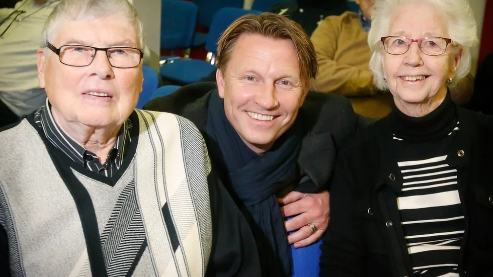 Pappa Bernt Andersson, Kennet Andersson och mamma Marianne Andersson tillsammans i Vilsta Sporthotell under lördagen där Kennet berättade mycket om sin framgångsrika karriär.