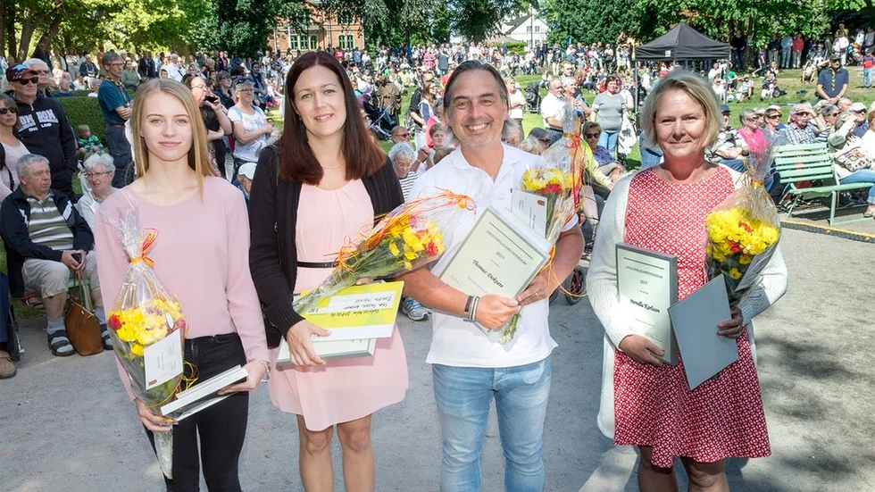 Fyra välförtjänta pristagare poserar i Stadsparken efter att de fått kommunens stipendium. Från vänster Maxine Olsson, som fick idrottsstipendiet, 10000 kronor. Zandra Ingvald, Thomaz Doktare och Pernilla Karlsson fick alla 5 000 kronor i ett ungdomsledarstipendium. Foto: Roger Culmsee.