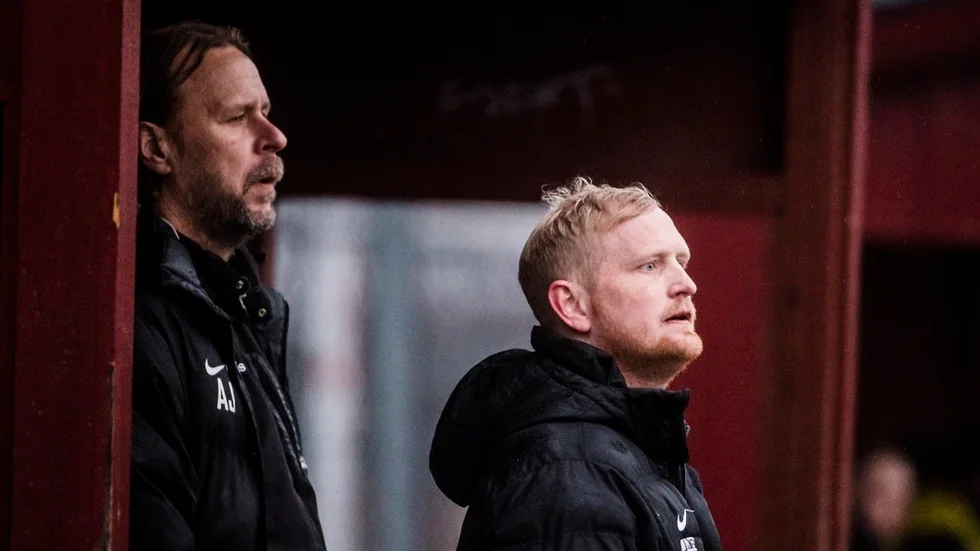 Tystbergas tränare Ander Jansson (till vänster) var inte nöjd med första halvlek. Den andra halvan var å andra sidan formidabel.