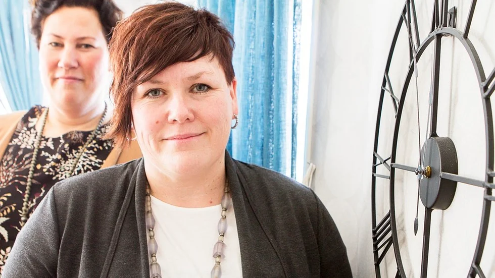Carina Ålander, här tillsammans med Johanna Sjörup på Strandgården, när kkuriren senast skrev om införandet av heltid som norm.