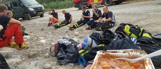 Frivilliga brandmän kämpar mot elden