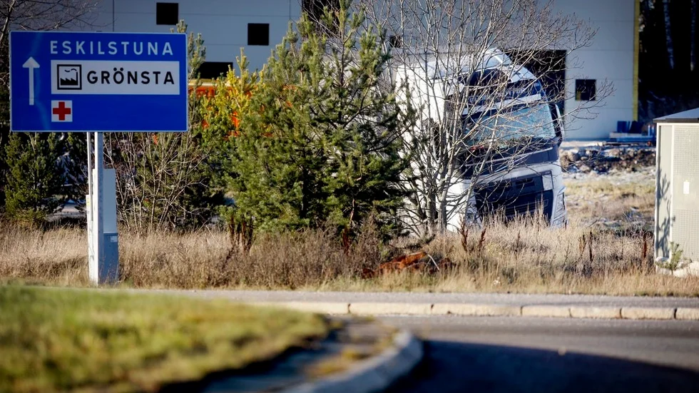 Boende i området är kritiska till att gropen finns kvar och att varningar saknas.