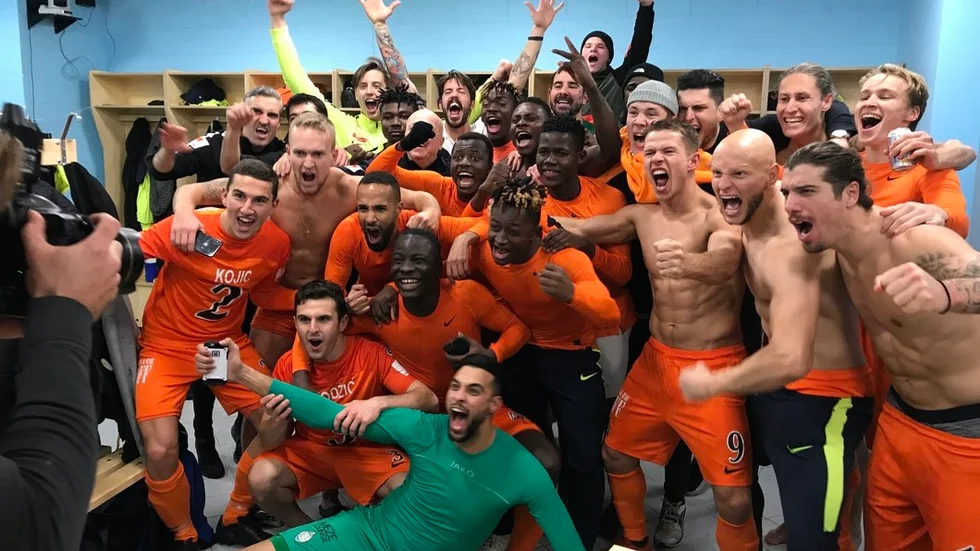 Hela laget firade stort i omklädningsrummet efter avancemanget till allsvenskan.