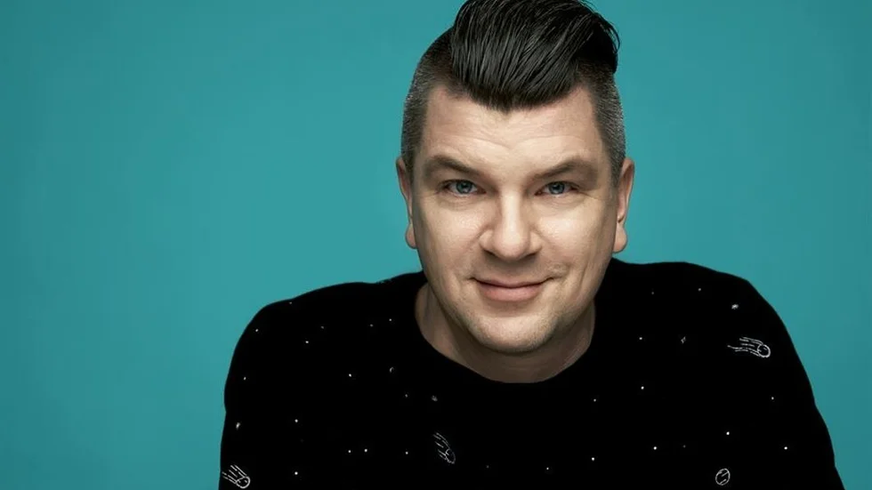 Mats Strandberg slog igenom med Engelsforstrilogin och har de senaste åren skrivit skräckromanerna "Färjan" och "Hemmet". Nu är han aktuell med "Slutet".