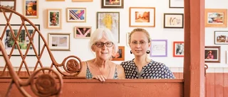Maskor och minnen vävs samman på Galleri Stallet
