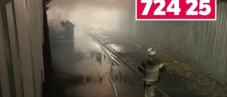 Bil brann med öppna lågor i gångtunnel