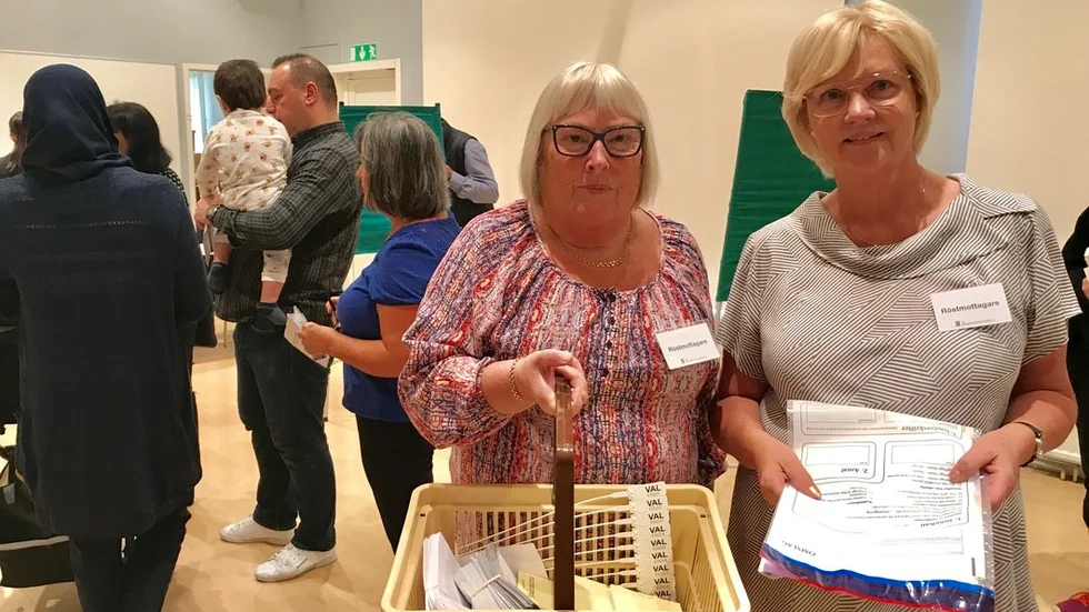 Inger Johansson och Anita Österberg är två av Katrineholms kommuns ambulerande röstmottagare.