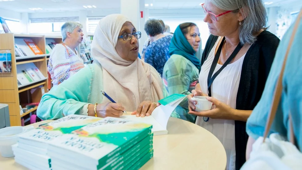 Kommunstyrelsens ordförande Anneli Bengtsson uttryckte stolthet över det arbete som görs för integrationen i Vingåker. Hon fick sin bok signerad av Hawa Hashim.