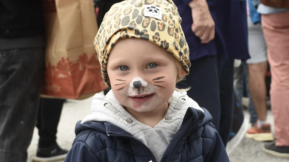 "Hunden" Wilma Eriksson, 2,5 år, fick en ansiktsmålning hos Vilda kidz, som också fanns på plats.