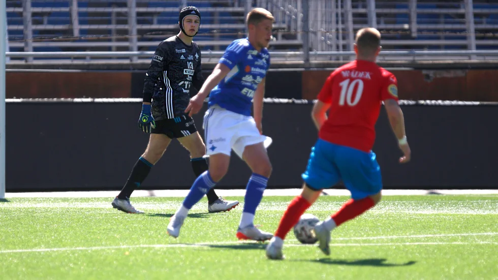 IFK Eskilstunas Elias Wahl med bollen.