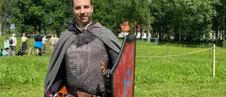 Riddare, yxkastning och eldslukare – Katrineholms första medeltidsmarknad drog besökare