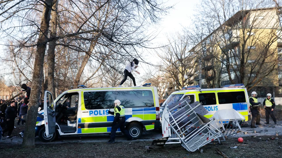 Polisen utsattes bland annat för stenkastning under upploppet i Sveaparken i Örebro.
