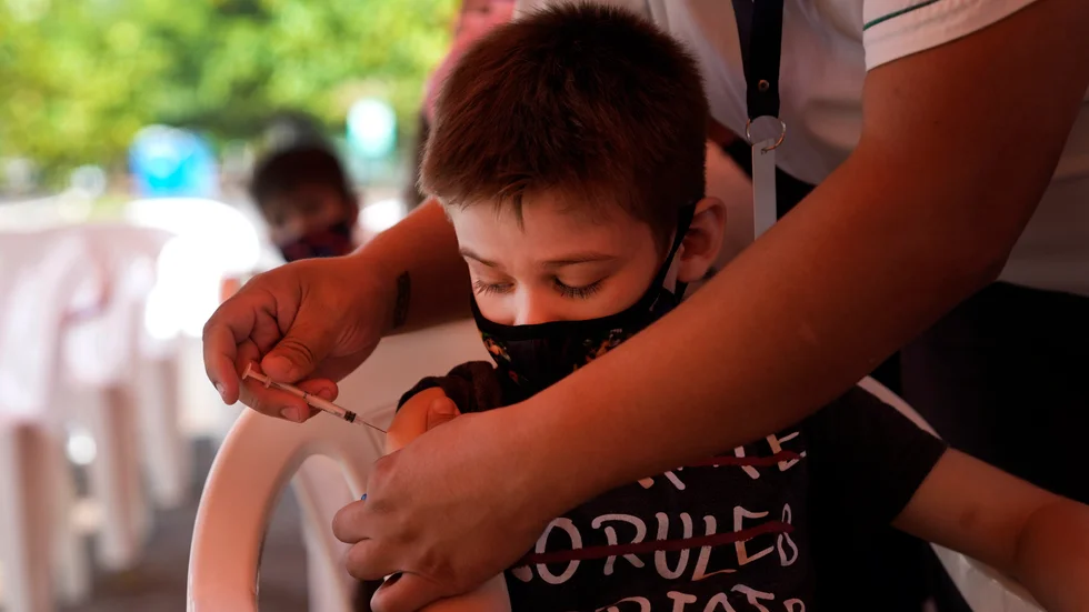 Många barn i världen gick miste om vanliga vaccinationer när pandemin härjade förra året. Här vaccineras en pojke i Paraguay mot just covid-19.