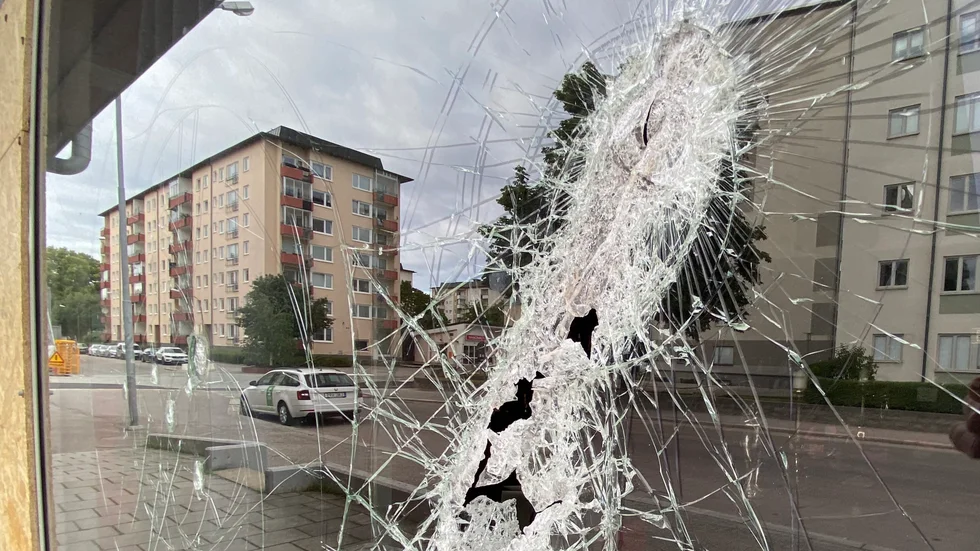 Tidigt på fredagsmorgonen ska två gärningsmän ha tagit sig in i butiken genom att krossa ett fönster. 