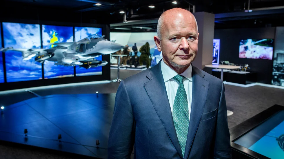 Saabs vd Micael Johansson, här framför en modell av stridsflygplanet Gripen E, beskriver det gångna kvartalet som starkt.