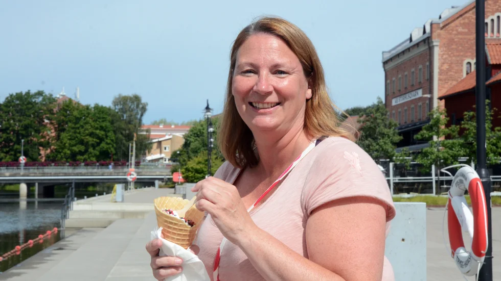 På en av bänkarna vid vattnet sitter Ulrika Leray från Nyköping och äter en glass. Mjukglass med strössel. "Mina favoriter varierar men i år har det varit mjukglass. Annars brukar det vara polkagris, pistagenötter och sådant där. Kan man ogilla glass?", säger hon. 