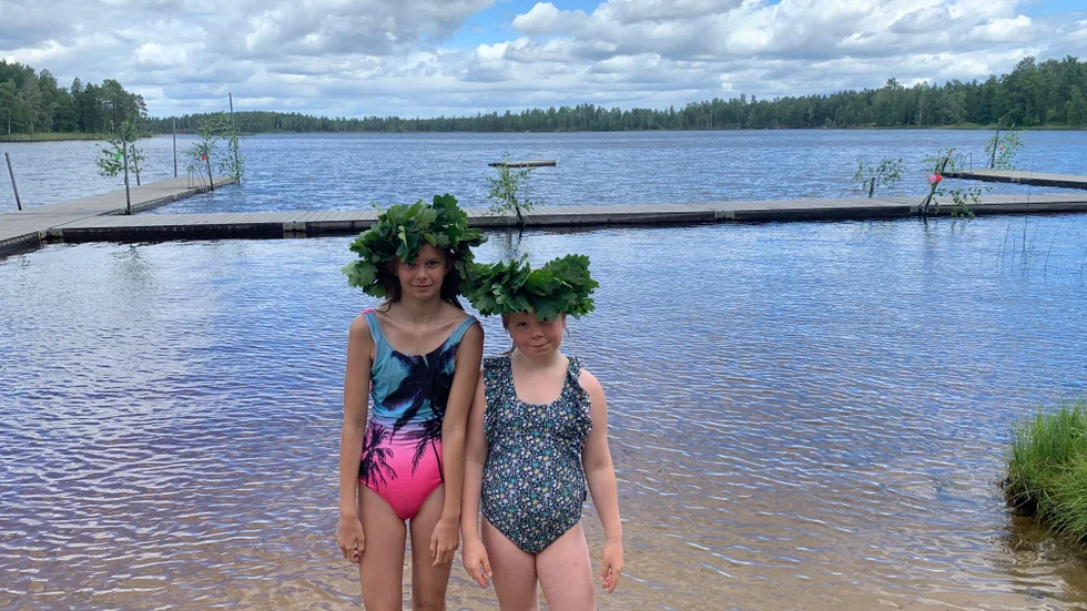 Jennifer och Leeah, 11, har tagit nya märken.