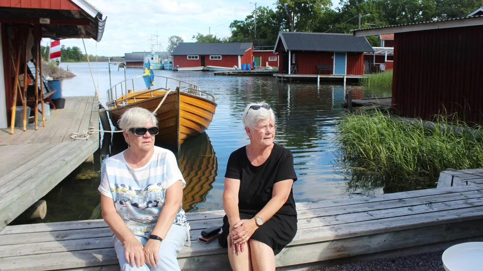 Yvonne Eriksson och Christina Wennberg njuter i sin idyll. Nu förbereder de Skärgårdens dag i Händelöp.