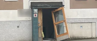 Explosion i flerfamiljshus i Åkers styckebruk: "Ytterdörren till trappuppgången är alldeles urblåst"