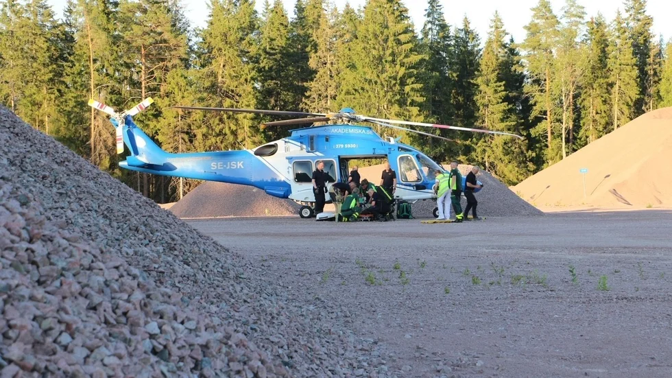 En pojke fördes till sjukhus efter att ha trillat ner i en bergtäkt i Skyttorp. Bergtäkten har tidigare pekats ut som farlig, nu ska polisen utreda om ett brott har begåtts.