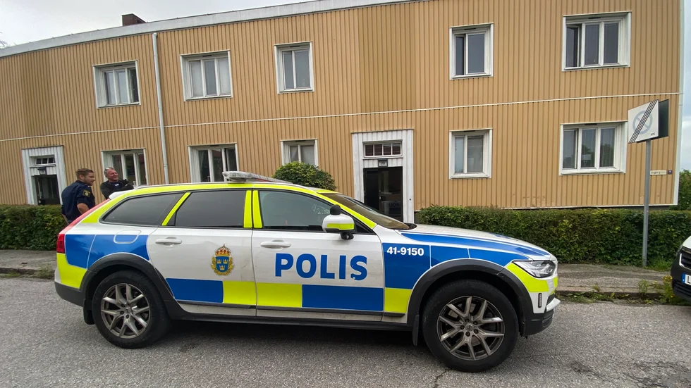 Polis bevakar fastigheten i väntan på tekniker som ska undersöka brandplatsen.