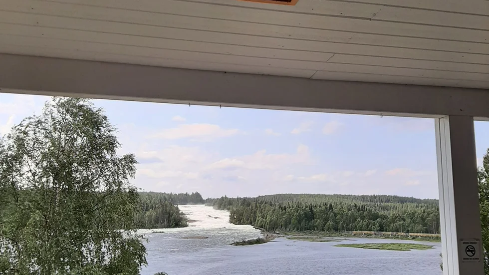Lunch i Storforsens restaurang med utsikt över själva Storforsen.