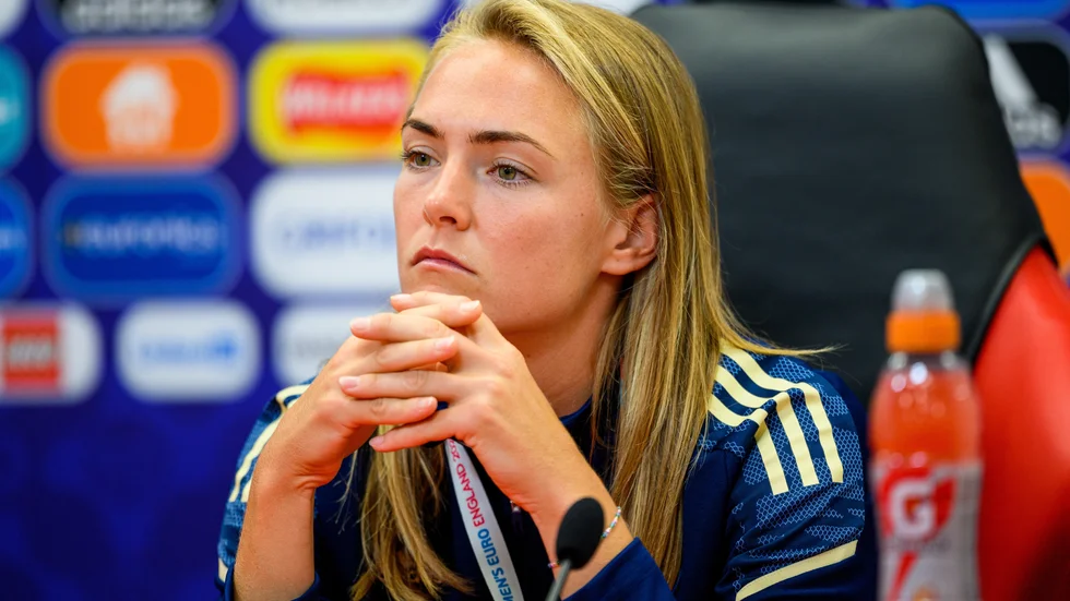 Magdalena Eriksson, numera i Chelsea, på presskonferensen inför onsdagsmatchen mot Schweiz i Sheffield. 