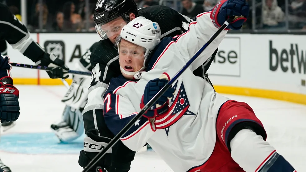 Adam Boqvist, i vit tröja, har skrivit ett nytt treårskontrakt med Columbus. Arkivbild.