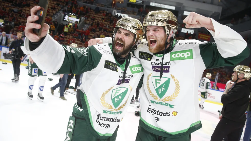 Theodor Lennström, till höger, är nära en fortsättning i Färjestad efter att ha brutit sitt ryska kontrakt. Här tillsammans med Jesse Virtanen efter SM-finalvinsten över Luleå. Arkivbild.