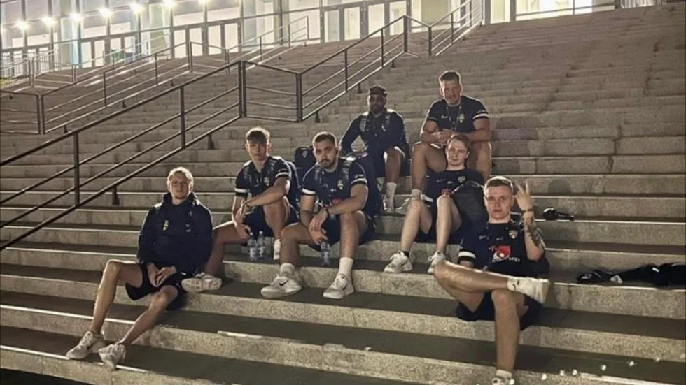 Det svenska e-sportlandslaget med Sean "eera" Knutsson i mitten. Under lördagen spelar de semifinal mot Ukraina i EM.