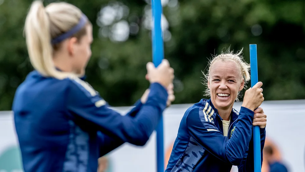 Caroline Seger är tillbaka i full träning. Men är lagkaptenen redo att spela från start i kvällens EM-semifinal mot England?
