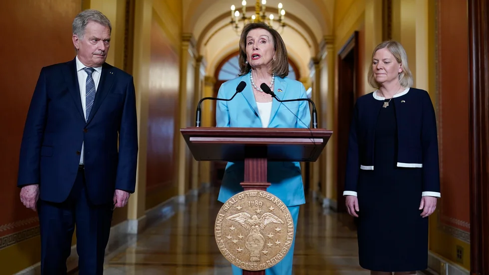 Amerikanska representanthusets talman Nancy Pelosi under en pressträff med Finlands president Sauli Niinistö och statsminister Magdalena Andersson i maj.