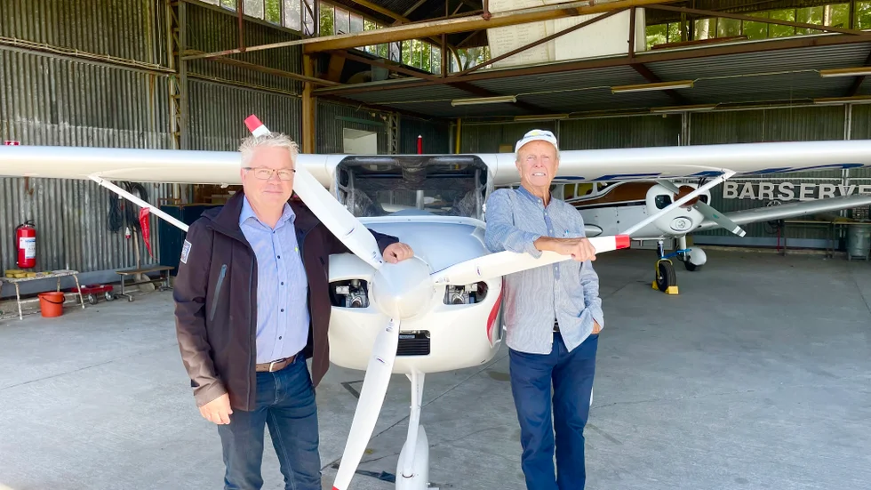 Mats Börjesson och Björn Ahlgren lär upp nya piloter på Norrköpings Automobil- och Flygklubb.
