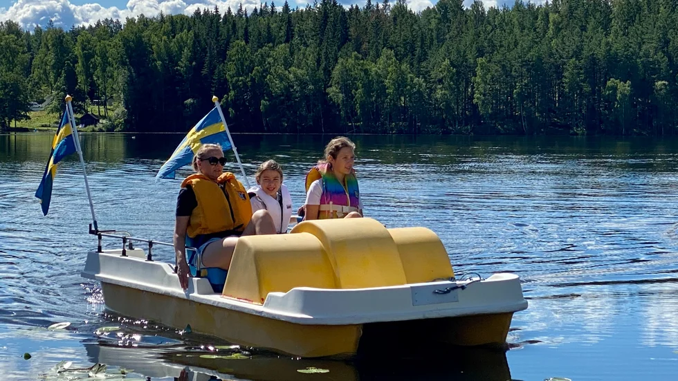 Ukrainarna Natalia, Eva och Elisa njöt av en trampbåtstur i Högsjö.