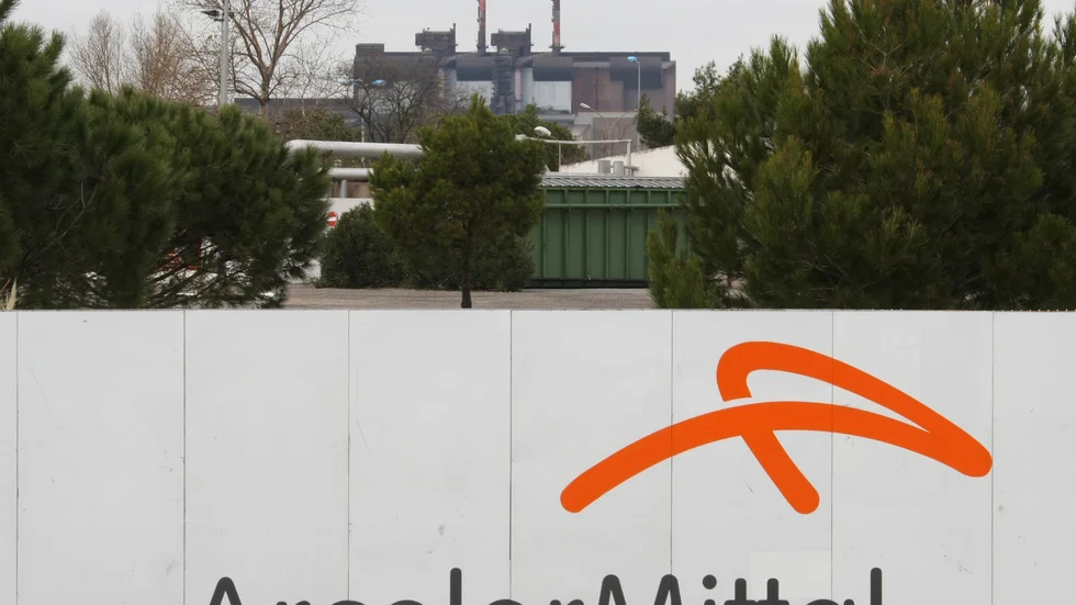 Stålkoncernen Arcelor Mittal, en världsledande stålproducent, redovisar oväntat stark försäljning och presenterar en ny brasiliansk storaffär. Arkivbild
