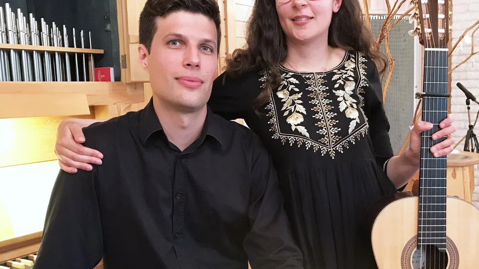 Syskonen Johannes, sång och orgel och Magdalena Bergqvist, gitarr, framförde musik från 1500- och 1600-talet.