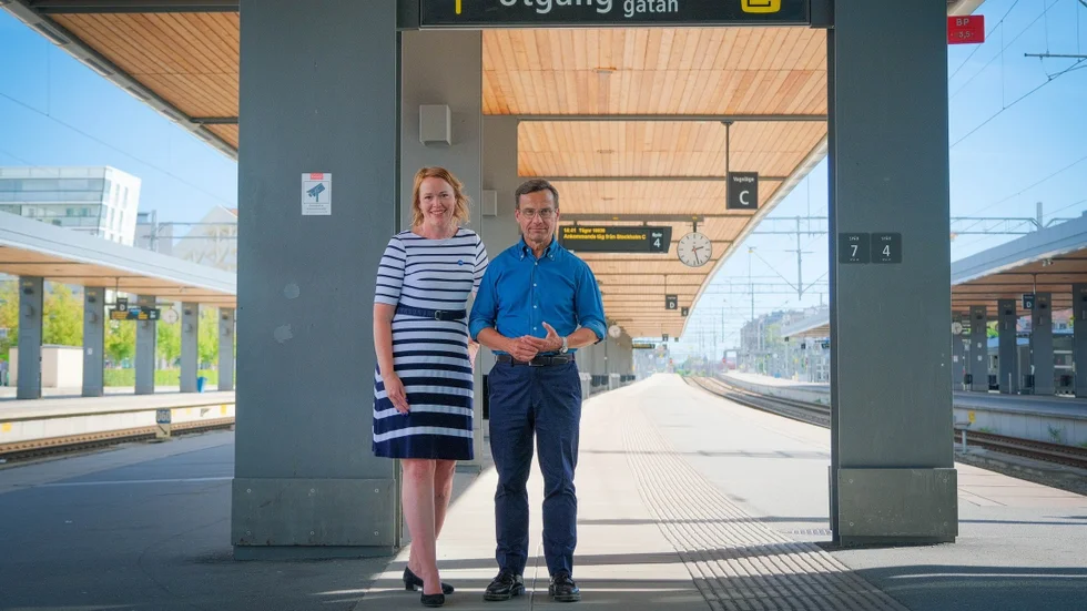 Finansieringen av fyrspåret har säkrats nationellt av Ulf Kristersson och partiet, menar Therez Almerfors (M). 