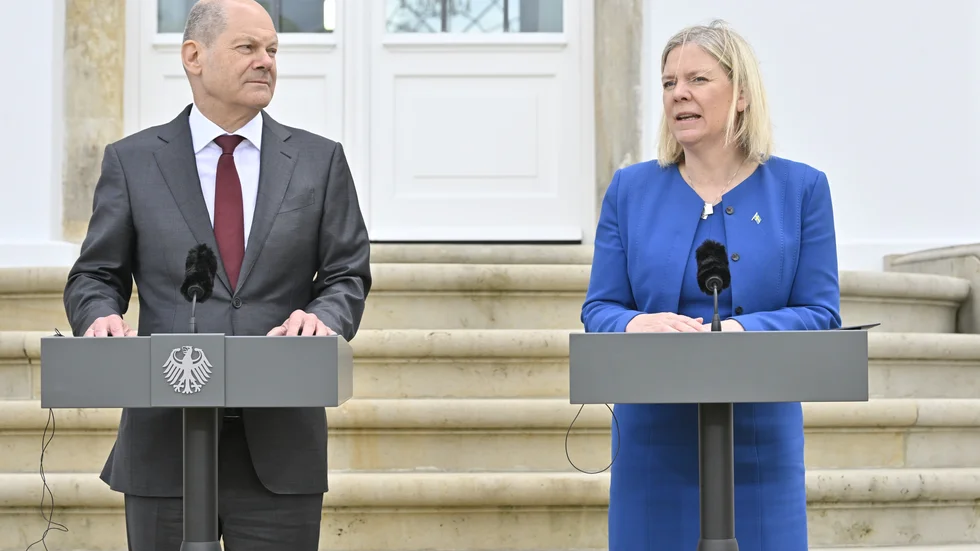 Statsminister Magdalena Andersson och Tysklands förbundskansler Olaf Scholz vid en pressträff i Berlin i maj i år. Nu kommer Scholz till Stockholm. Arkivbild.
