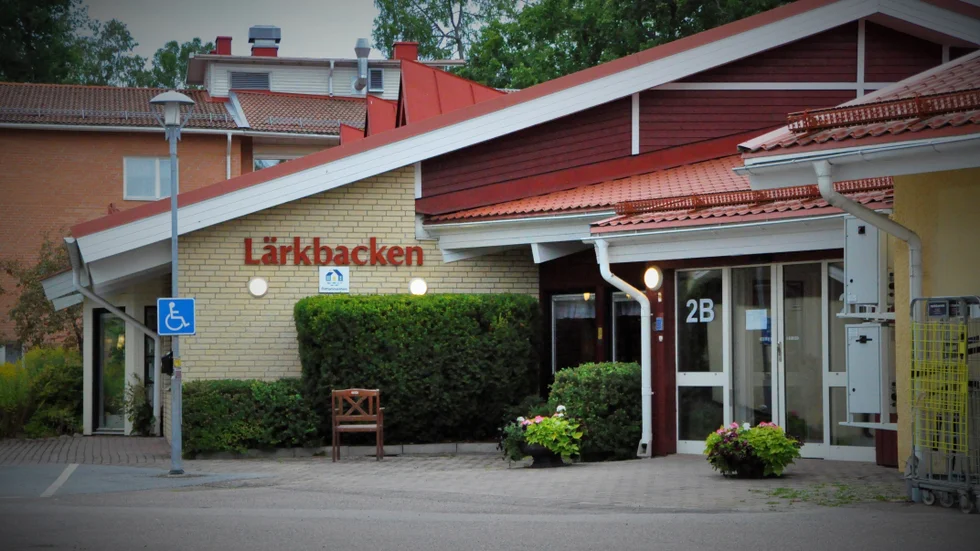 Systrarna Fahlborgs mamma bor på Lärkbacken i Gimo. Ett äldreboende som de menar har stora brister. 