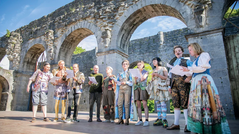 Det har varit ett speciellt år för Romateatern eftersom de för tredje gången någonsin frångått traditionen att spela William Shakespeare. ”Publiken har varit nöjda ändå”, berättar producent Eva Sunmo. 
