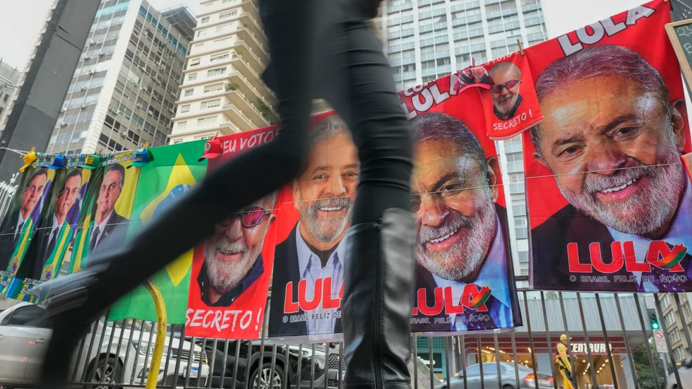 Handdukar med bilder på den nuvarande presidenten Jair Bolsonaro och utmanaren Luiz Inácio Lula da Silva vid Avenida Paulista i São Paulo. Bilden är från den 11 augusti.