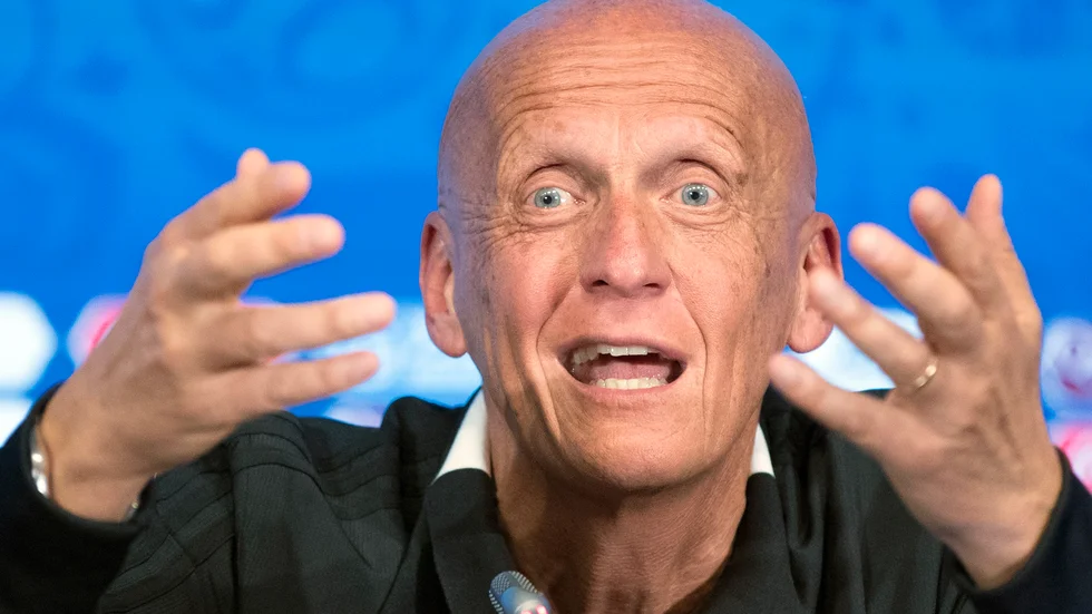 Fifas ordförande i domarkommittén, Pierluigi Collina, vill att domarna inte tar hjälp av teknik under VM 2022. Arkivbild.