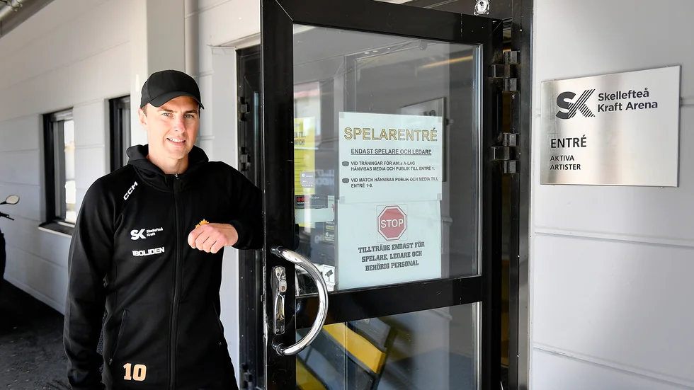 Joakim Lindström klar för ytterligare en säsong i Skellefteå AIK. Och får därmed fortsätt ta sig in genom dörren för "aktiva artister".
