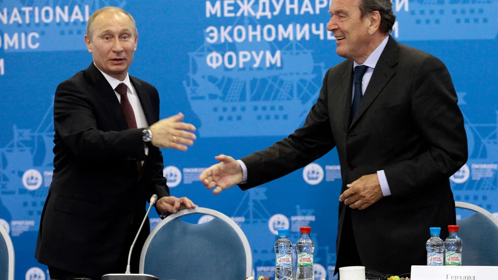 Rysslands president Vladimir Putin hälsar på förre tyske förbundskanslern Gerhard Schröder vid ett ekonomiskt forum i Sankt Petersburg i juni förra året. Arkivbild