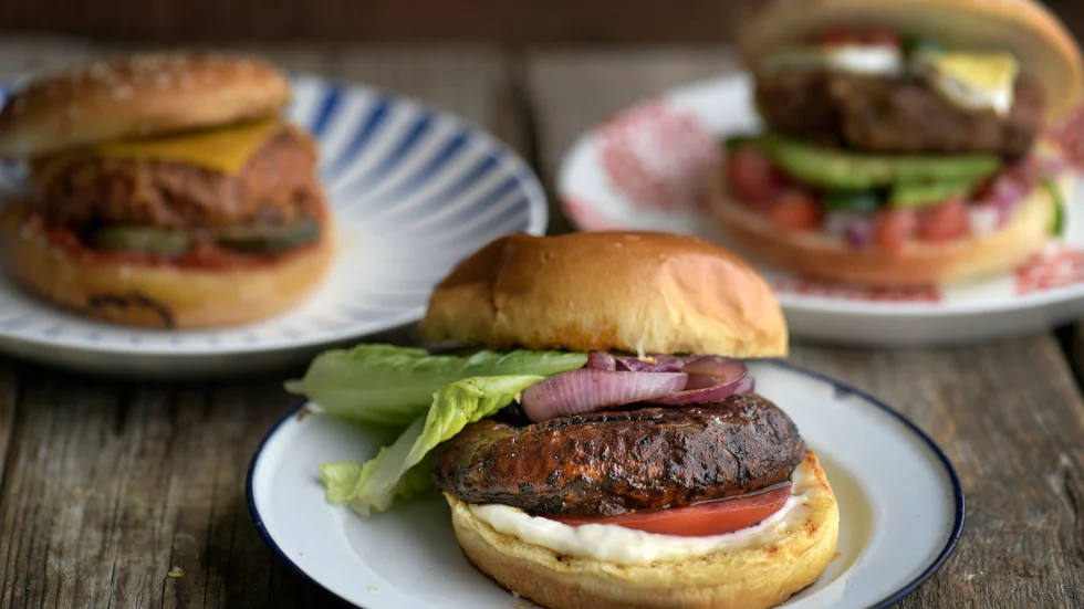 Vegetariska hamburhare istället för animaliska, det är en rätt Jonas Norberg anser skulle vara rätt servera skolelever. "Växtbaserad skolmat räddar eleverna undan matprischocken" menar han.