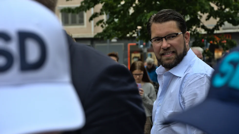 Jimmie Åkesson för fortfarande en rasistisk politik. Och sådant hör inte hemma i finrummen. 