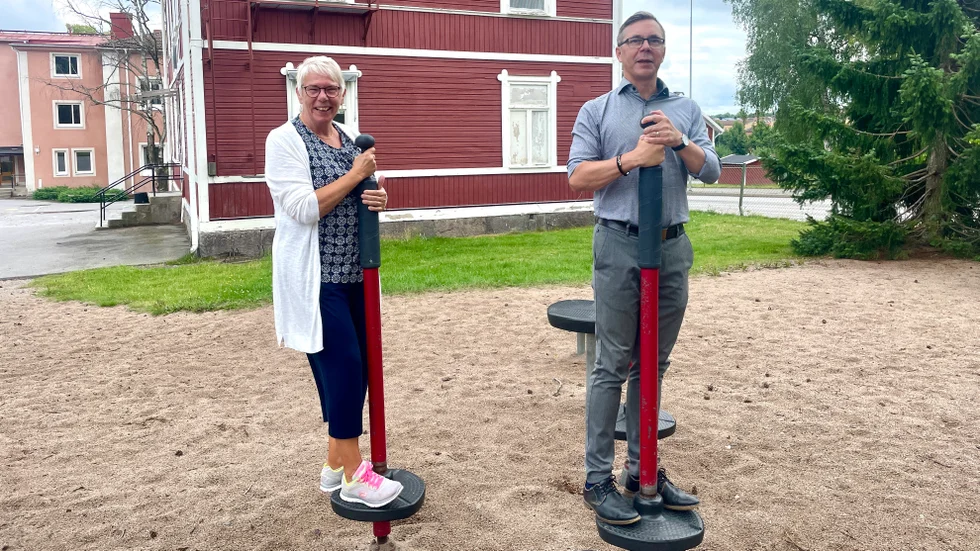 S-topparna hoppas att förslaget om ny familjecentral kan bli verklighet. Till vänster Monica Johansson (S) och till höger Johan Söderberg (S). 