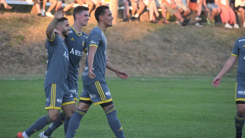 Nöjda. Här ser ni Ahmed Tarabieh, Anton Brorsson och Joakim Storm efter ett av Vimmerbys åtta mål i matchen. 
