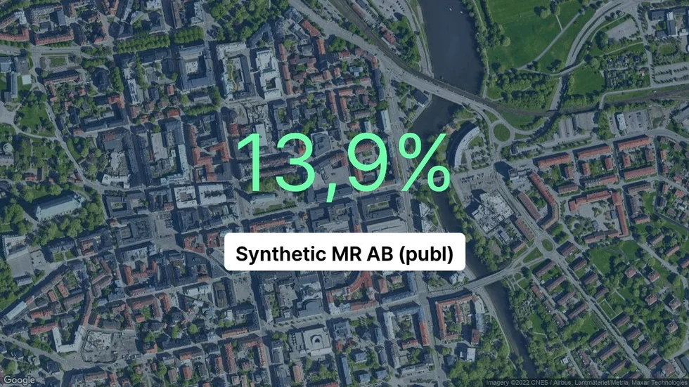 Illustrationen visar rörelsemarginalen för Synthetic MR för det senaste året. Bakgrunden är en satellitbild över företagets adress.