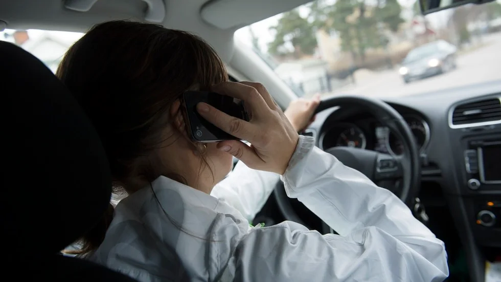 Genrebild. Bilden på kvinnan som pratar i mobiltelefon är tagen i ett annan sammanhang.